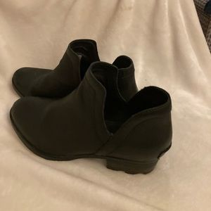 Sorel Lola Cut-Out Bootie- Size 9